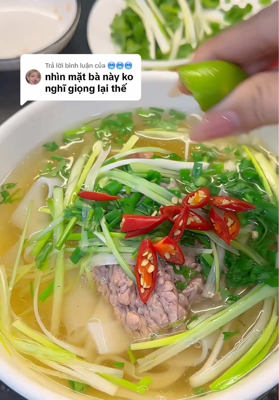 Trả lời @🥶🥶🥶 ý bà là giọng này hả. Cũng khớp giao diện phết mà nhỉ😂#vanthuylinh191 #xuhuong #viral #monngonmoingay #menauan #buacomgiadinh #comnhangonnhat 