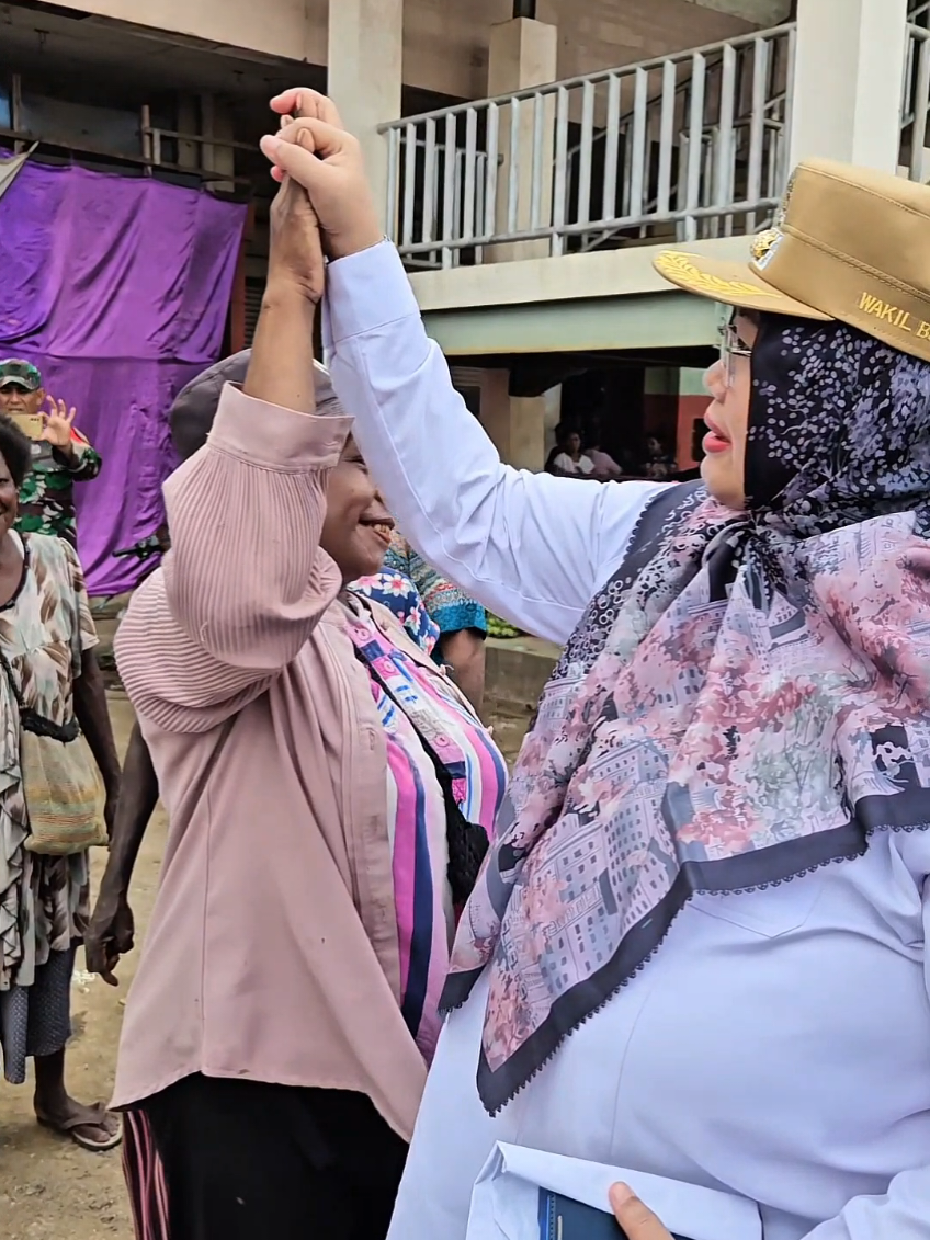 Sangat bangga dengan ketulusan mama² yg dengan giat mencari nafkah untuk menunjang perekonomian keluarga. Dengan menjual tanaman sayuran, umbi²an, hasil laut sebagai mata pencarian sehari-hari.  Semoga usahanya berjalan lancar, diberikan kesehatan dan jadi inspirasi untuk kita semua terutama kaum perempuan.  #mencarinafkah #usaha  #merauke #indonesia🇮🇩 