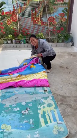 6885253007483636995婆婆今天给我们操办棉被了 这种感觉真好 暖暖的