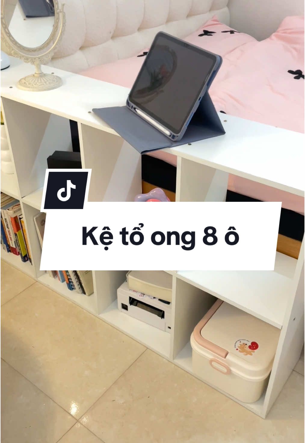 Kệ tổ ong tui mua đây nhà mí bà ơi. Tui lên video riêng vì tháy có nhiều bàn luận về ẻm. Trên thị trường có nhiều loại lắm! Chất liệu gỗ khác nhau, kích thước khác nhau giá cũng sẽ khác nhau. Mí bà lựa theo nhu cầu của mình nha. #decorphongtro #trangtrinhacua #decornhatro #decorbanhoc #ketoong8o #kelapghep 