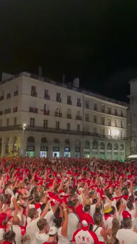 Dans 3 mois la vie ressemblera à ça 🔴⚪️ #bayonne #fete #ferias #banda #ete #sudouest #paysbasque #pourtoi #fyp 
