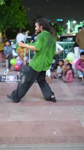 Mark hoàng tử sân băng và vợ là cặp vũ công nổi tiếng ,họ rất yêu nhau .vợ anh mấȶ do vụ TNGT khiến anh không thể buông bỏ nỗi nhớ về vợ ,vì không thể chịu đựng được sự mất mát .tinh thần của mark trở nên suy sụp trước nỗi đau mất vợ .anh bắt đầu nhảy múa trên khắp các đường phố .dùng vũ điệu để tưởng nhớ người vợ quá cố của mình ,mỗi bước nhảy mỗi vòng quay đều chữa đựng tâm tư và nỗi nhớ .sự mất mát quá lớn khiến cho mark bị dối loạn tâmthần .từ đó mark luôn nhảy vũ điệu của vợ mình trên đường phố.điệu nhảy của anh rất điên dại nhưng lại vô cùng xúc động động tác uyển chuyển hòa quyện cùng tâm hồn .mọi thứ xung quanh như không hề tồn tại. Từ ngày vợ không còn tâm hồn mark cũng không còn nữa .anh nhảy vì một tình yêu vì sự tiếc nuối .anh vứt bỏ mọi thứ giờ trở thành một người vô gia cư nhảy múa trên đường phố .sáu năm sau anh cũng không còn do xuất huyết não .anh ra đi đúng tròn 6 năm kỷ niệm ngày cưới của cả hai .thử hỏi thế gian tình ái là chi .mà đôi ta thề nguyện sống 💀cùng nhau . #xuhuongtiktok2024 