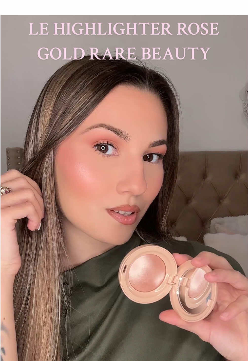 Le highlighter Rare Beauty en rose gold🫠 c’est le Mesmerize! @Rare Beauty #rarebeauty #rarebeautyreview #rarebeautyhighlighter #mesmerize #rosegold 