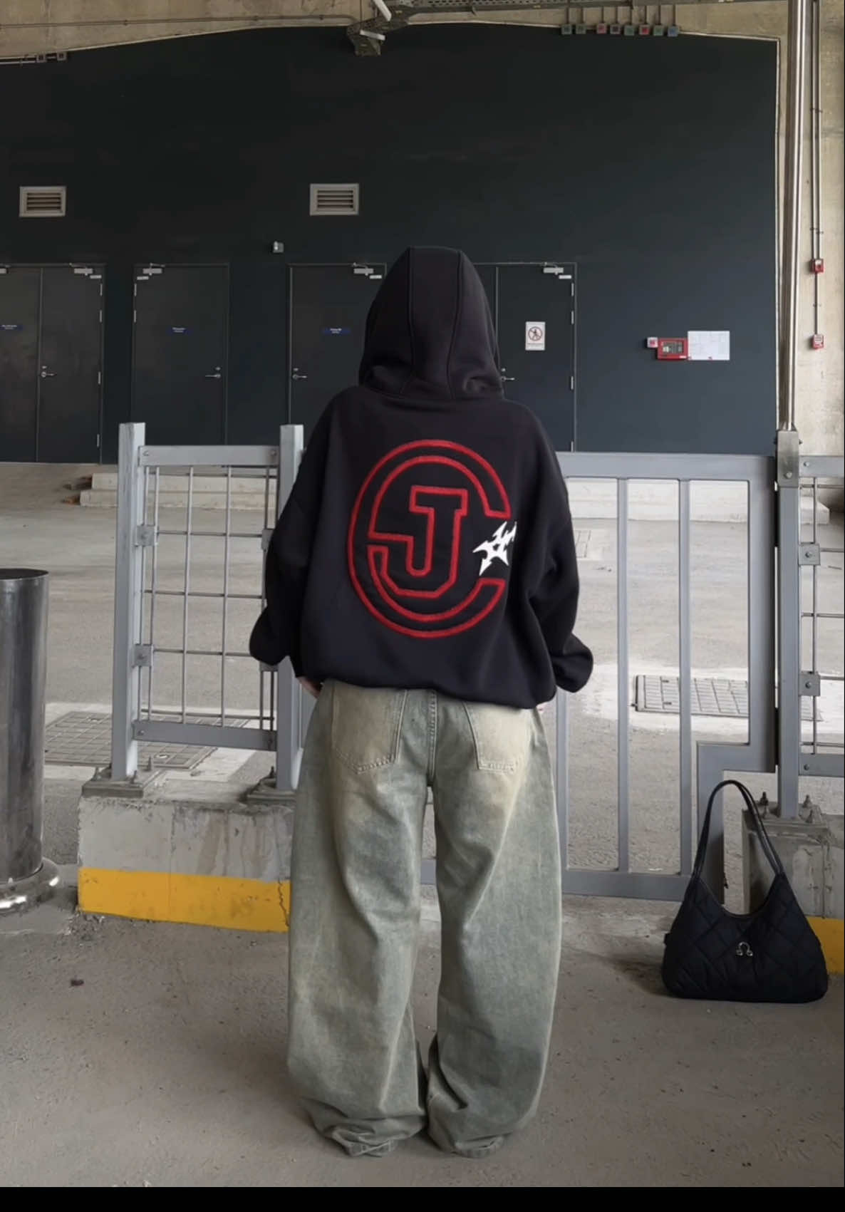 Chiếc hoodie zip thêu xù mà tui hay mặc dạo gần đâyyy 😚😚 #jaystoree #hoodiezip #fitcheck #xuhuongtiktok #trending #fyp 