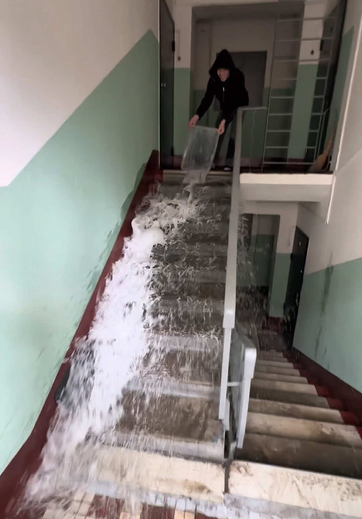 Как нужно мыть подъезды 