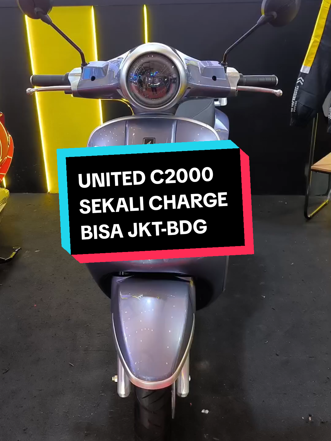 Motor terbaru dari United di 2025 ini adalah United C2000.  Selain desain nya yang retro klasik, jarak tempuhnya juga mengejutkan karena di klaim bisa 185 km sekali charge (2 baterai). Semoga bisa tambah upgrade spek dan harga nya lebih terjangkau... Aminnn 🙏🏻 #foryou #otomotif #motorlistrik #electric #erwinrz #review #united #unitedbike #retro #klasik #oldmoney #vespa #design #motorbaru 