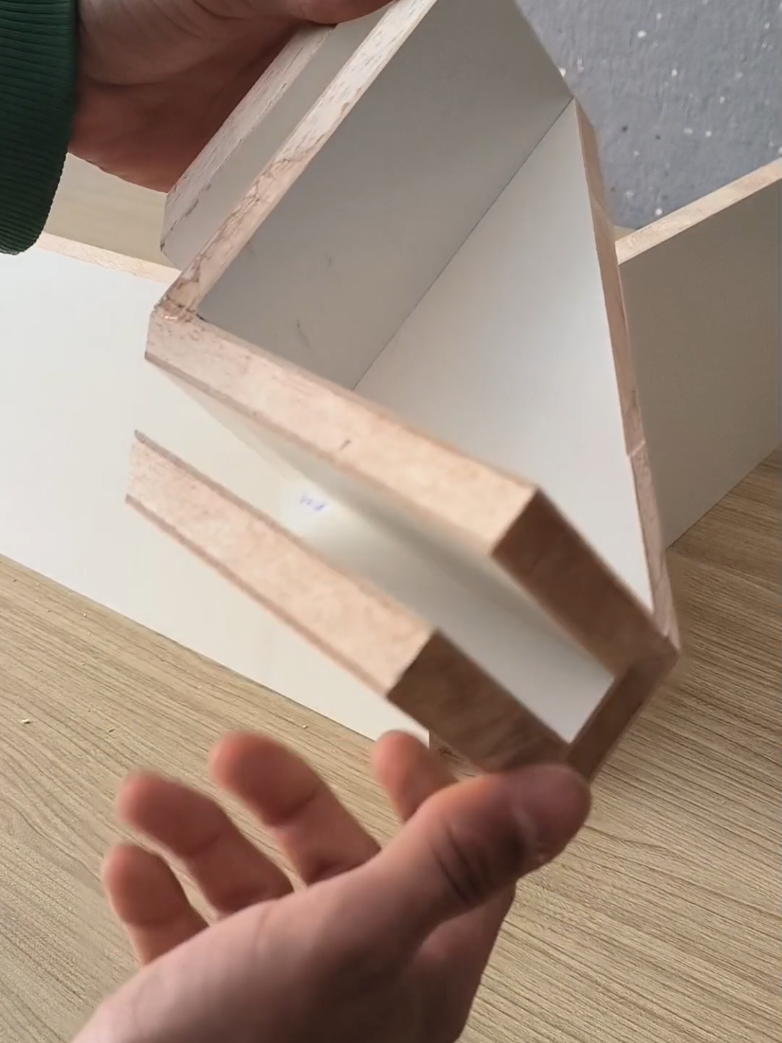 صنع قالب زاوية بدقة عالية للنجارة يُظهر الفيديو طريقة صنع قالب زاوية باستخدام خشب الميلامين، حيث يتم قياس القطع وقصها بزوايا دقيقة باستخدام منشار التلسين. بعد ذلك، يتم تجميع الأجزاء وتثبيتها بالغراء والمسامير لضمان قوة وثبات القالب. في النهاية، يتم اختباره للتأكد من دقة الزوايا وفعاليته في تثبيت الأخشاب أثناء العمل. #نجارة #نجارة_الخشب #أعمال_الخشب #DIY #MDF #ورشة_نجارة #صنع_بنفسك #أدوات_نجارة #مشاريع_خشبية #Woodworking #Carpentry #DIYProjects #WoodworkingTools #MDFProjects #Workshop #Handmade #Woodcraft