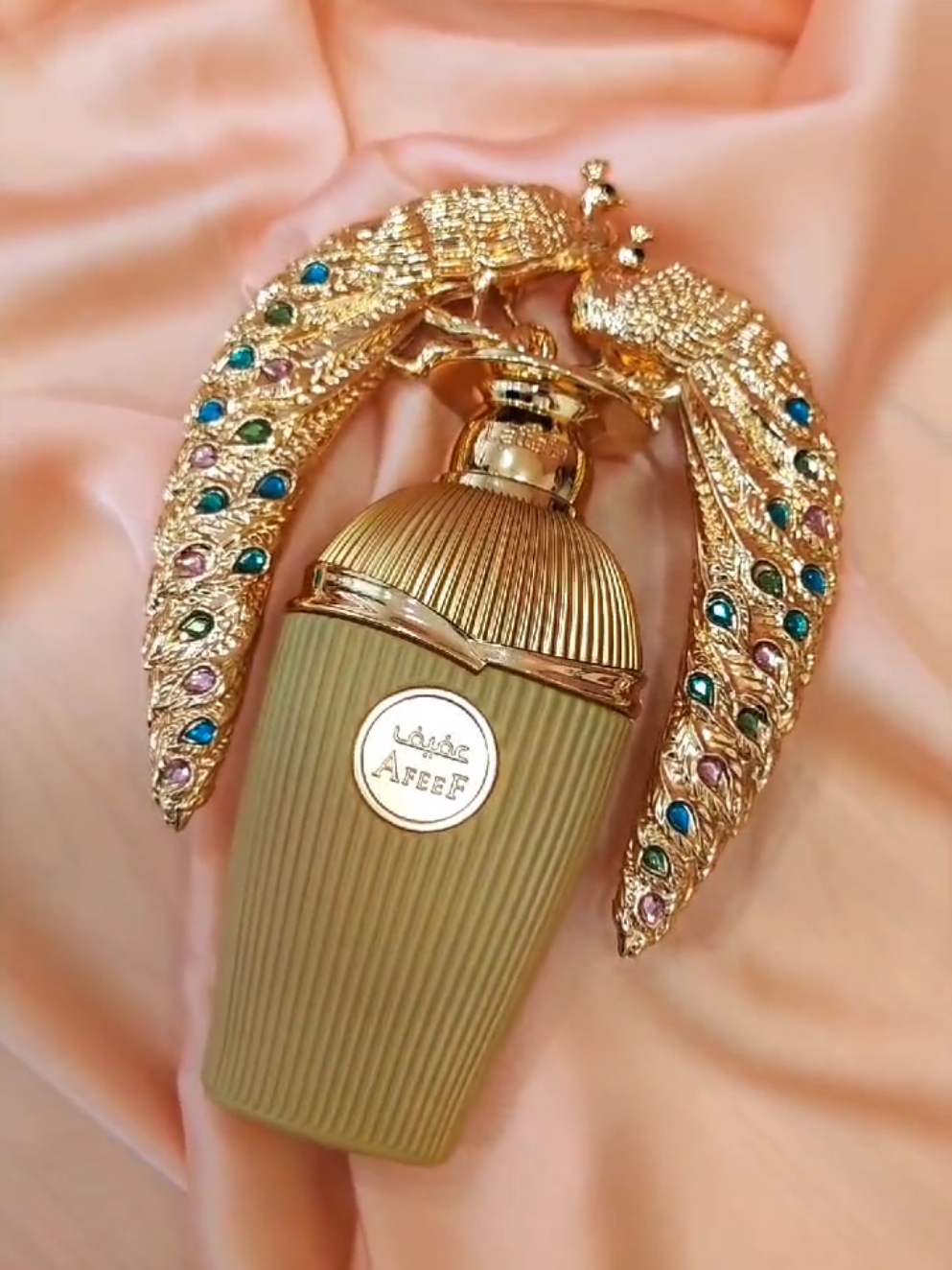 Perfume afeef Lattafa 100ml - uma fragrância encantadora e sofisticada que combina a frescura das frutas, a riqueza das flores e a intensidade das madeiras e especiarias. Cada nota se entrelaça com harmonia para criar uma experiência olfativa única e inesquecível. #perfumesarabes 