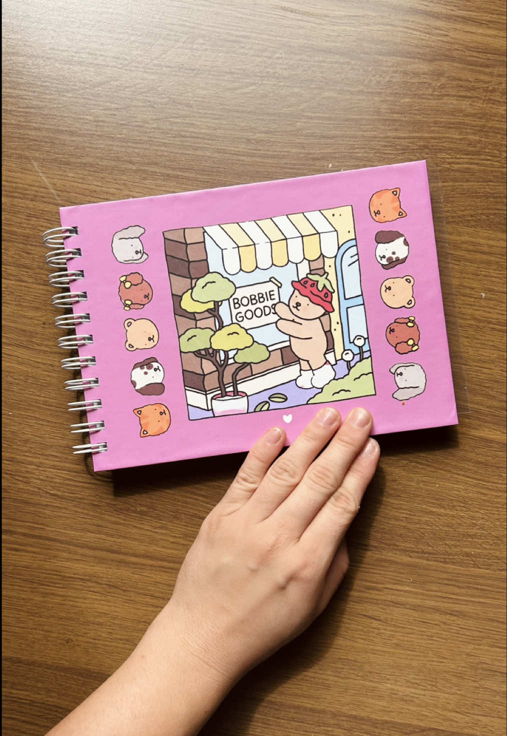 Depois de muitos pedidos, a Zozoca respondeu: agora temos os cadernos de colorir do Bobbie Goods!  Mas é claro que pensamos tudo que há de melhor nesse mundo para te entregar o melhor:  • Tamanho A5; • Polaseal removível para você colocar atrás dos desenhos; • Folhas de 180g e acabamento matte; • 50 desenhos com verso vazio;  • Folhas extras para preencher texturas, cores das canetas e contornos; e, • Você pode adicionar o seu nome na capa. Encomende o seu caderno já! ✨ #bobbiegoods #colorir #ohuhu #touch #cadernodecolorir 