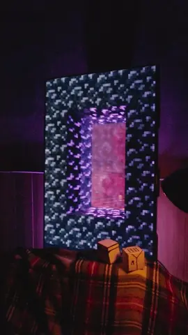 Er staat een portaal in mijn living. Hoezo kan ik er echt door kijken? #projection #mapping #projectionmapping #videomapping #Minecraft #minecraftmovie #creeper #nether