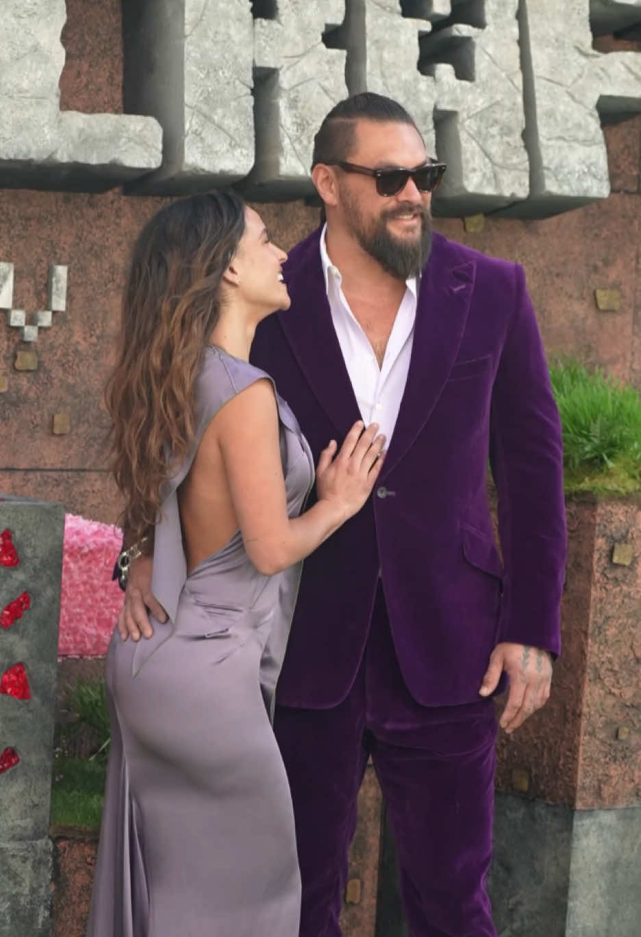 Adria Arjona y Jason Momoa nos están regalando los momentos más románticos en la alfombra roja ❤️ [📹: Getty]