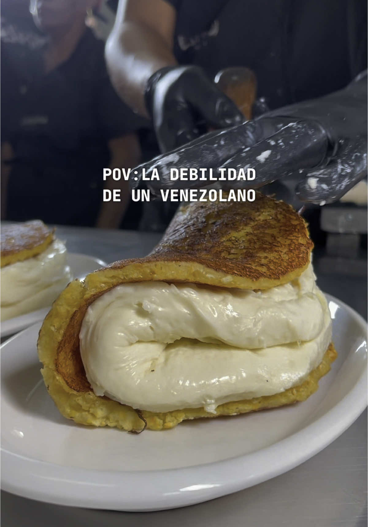 Venezolano que se respeta pide su cachapa con DOBLE queso telita 🤤🇻🇪 📍calle del hambre de Mañongo  ⌚️todos los días de 9:00 AM - 9:00 PM  ⏺️ Para pedidos link en la bio  #cachapa #gastronomiavenezolana #quecomerenvalencia #venezolanosenelmundo #cachapas #comidavenezolana #queso 