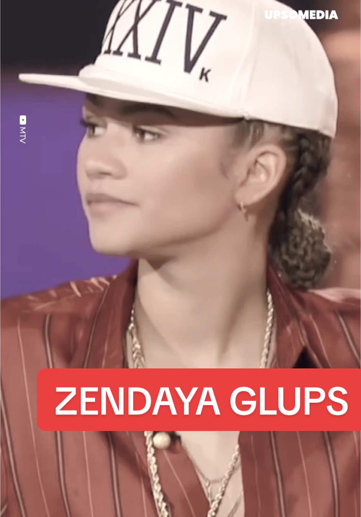 De @upso.estrellas Cuando el cerebro se siente atacado o en peligro prepara el cuerpo para dar una respuesta física. Y una de las consecuencias de ese proceso es que experimentamos una tensión en los músculos del cuello y la garganta, que se contraen. Hay un cierre parcial de la glotis y se altera la respiración. Y todo ello hace que se desactive el, digamos, “modo automático” de tragar saliva. Porque todo esto forma parte de procesos que el cerebro entiendo que no son necesarios en ese momento y restan “recursos”. Y, claro, cuando sentimos la saliva acumulada la tenemos que tragar de esta manera tan aparatosa o evidente.  #lenguajecorporal #lenguajenoverbal #comunicacionnoverbal #bodylanguage #gestos 