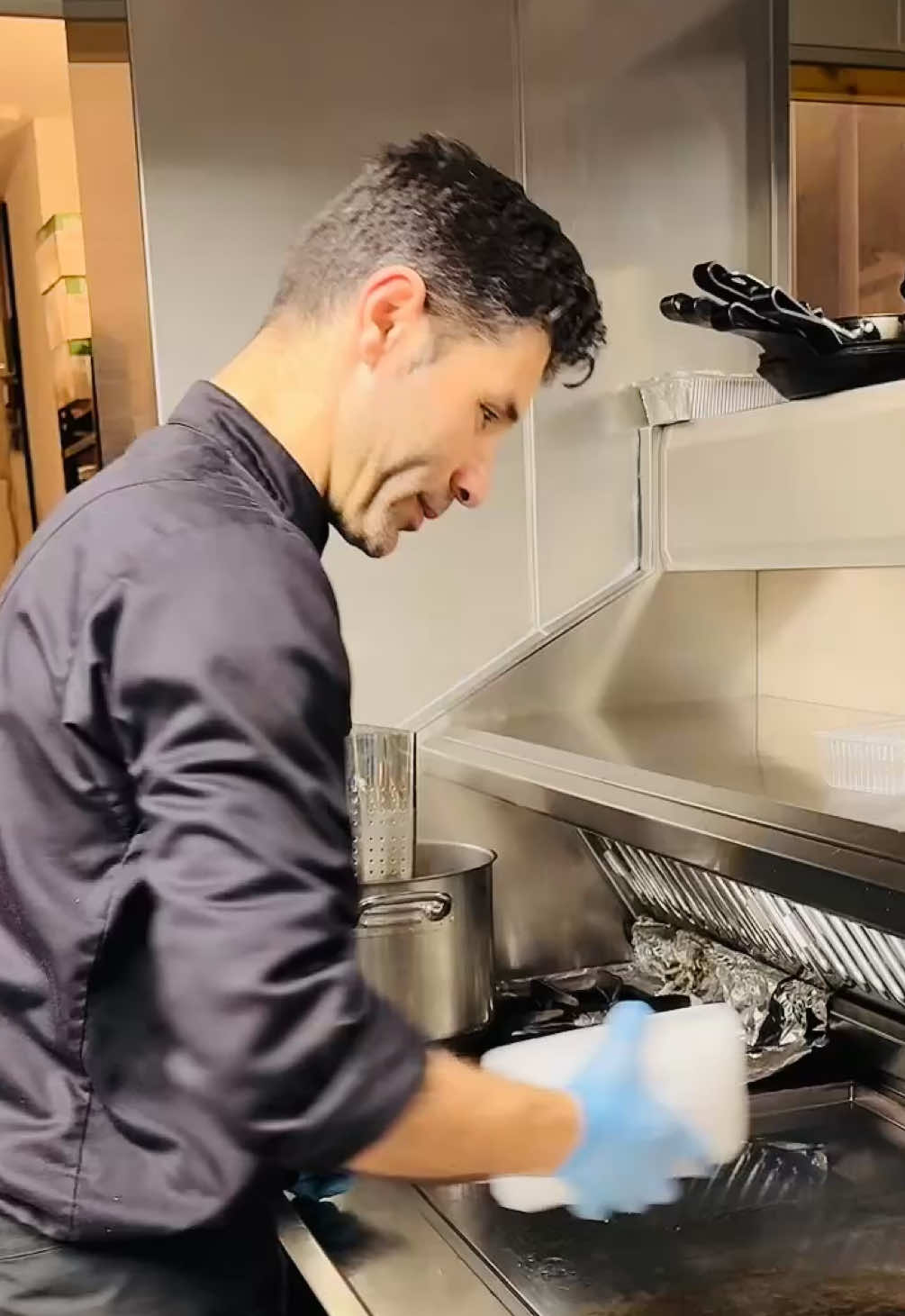 how  grill cleaning with ice.         #horeca #food #chef #cleaning #kitchen #fedo #hotel #easyfast 