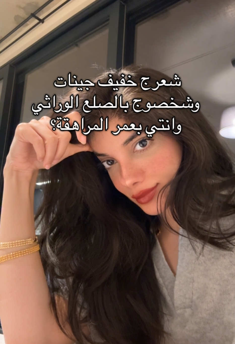 •	هذي إحدى السيناريوهات اللي تفاقم ترقق الشعر، خصوصًا مع إهمال استمر 10 إلى 15 سنة، البنت توصل لمراحل متقدمة، الفروة تبين، والشعر يكون خفيف. 	•	تأثير الصلع الوراثي والشعر الخفيف جينات تراكمي مشترك، وبالتالي الفروة تبين أسرع من الحالات الثانية. 	•	بالأساس، الشعر الخفيف جينات ما عنده ميزة تغطية قوية للفروة، وإذا انضاف له الصلع الوراثي اللي يرقق الشعر مع الوقت، فبسبب الإهمال تتفاقم حالة الصلع. 	•	ما يكفي تسوين كم جلسة بلازما بمبلغ وقدره، الإبر هذي غير كافية تنقذ البصيلات من الانكماش. 	•	أو تستخدمين محفز للبصيلات مثل الزيوت وتتركينهم، أو تستخدمين منكسديل وتوقفينه وما يعجبج أي شي، وتكتفين بسدر ع اساس 