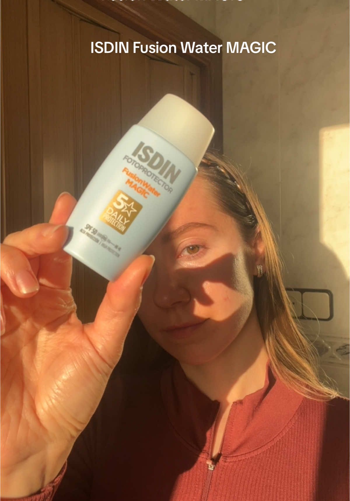 Vuelven los días de terraceo y el sol es el mejor aliado! ☀️ Pero, para disfrutarlo sin preocupaciones, ¡no olvides la fotoprotección diaria! 🌞 Con Fusion Water MAGIC, tu piel está protegida y cuidada: ✨ Textura ultraligera y absorción inmediata. ✨ Protección SPF 50 Full Spectrum (UVA, UVB, luz azul y polución). ✨ Hidratación intensa. ✨ Apto para todo tipo de piel, incluso las pieles grasas. ✨ ¡Y no pica los ojos! 😌 Recuerda: el sol está en tus planes, pero tu fotoprotección también. 💧 Aplica Fusion Water MAGIC con dos pulsaciones en cada dedo (índice y corazón) y disfruta del sol sin preocupaciones. 🌞 #loveisdin #fusionwatermagic #isdin #regalodeisdin #fotoprotección #protectorsolar #sunscreen @ISDIN 