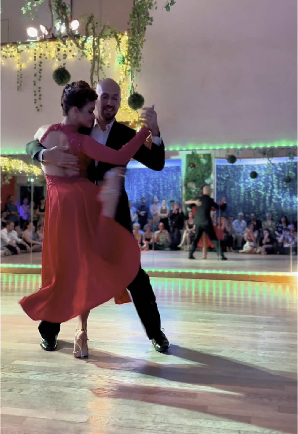 Hermoso momento de alegría junto a Agostina Tarchini, en la milonga « Pachamama » organizada por Tango Ardiente 🤗🔥en Gerzat, Francia 🇫🇷 Vídeo : Ophélie Giachello  #tango #bailando #performance #tangousa #improvisation #vals #argentinetango  @Agostina Tarchini 