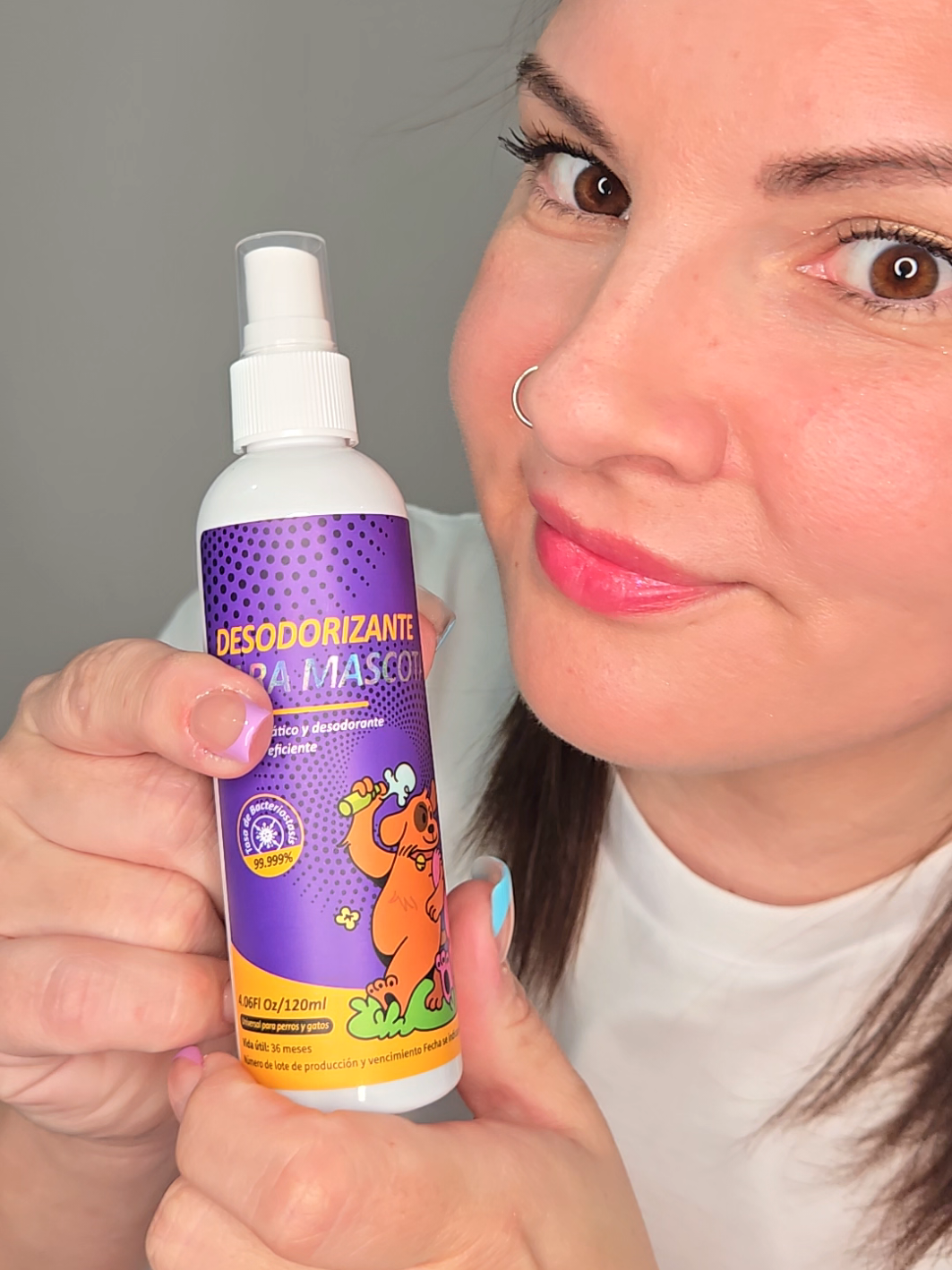 Kuvoi Spray desodorizante para mascotas - Neutraliza Olores Fuertes y Previene Marcaje de Orina en Gatos/Perros, Uso Interior/ Exterior Descripción del Producto Spray Desodorizante Kuvoi para Mascotas ¿Cansado de los olores persistentes y las marcas de orina? Nuestro spray avanzado actúa en 2 pasos: neutraliza los olores en segundos y disuade a tus mascotas de reincidir, todo con una fórmula segura y respetuosa con el medio ambiente. Características Clave Eficacia Científicamente Probada Neutralización inmediata: Elimina moléculas de amoníaco y ácido úrico (causantes del olor) en 30 segundos. Acción preventiva: Feromonas naturales reducen el instinto de marcaje territorial en un 78%* (*Estudio interno en 200 mascotas). Seguridad Certificada Ingredientes 100% no tóxicos: Apto para hogares con niños, cachorros y gatitos. • Testado dermatológicamente: Sin alcohol, ftalatos ni perfumes agresivos. Multisuperficie • Funciona en: Sofás, moquetas, césped artificial, camas para mascotas y más. No daña tejidos ni superficies delicadas. #KuvoiSpraydesodorizantemascotas  #NeutralizaOloresFuertes  #PrevieneMarcajedeOrina #GatosyPerros#UsoInterioryExterior 