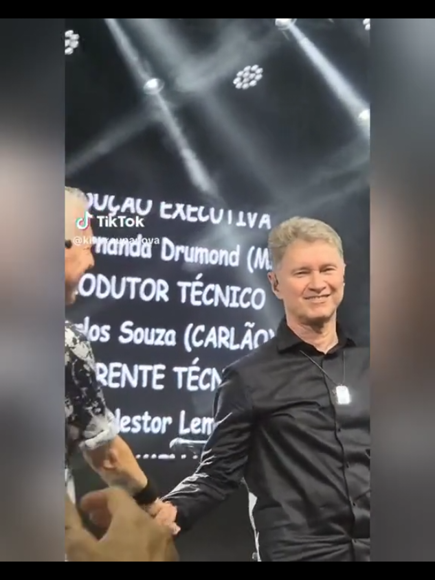 Vídeo do Serginho cumprimentando o Kiko durante show, amizade linda, vídeo lindo! 🥰💙 . 🎥 @kikoroupanova  . #serginhoherval #serginhohervalroupanova #kikoroupanova #serginhohervalpaginadefas