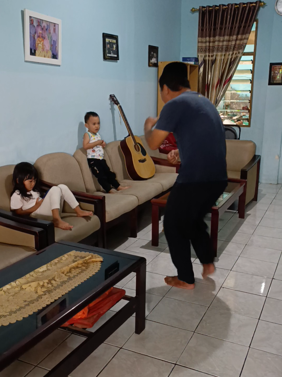 Menunggu Tamu 