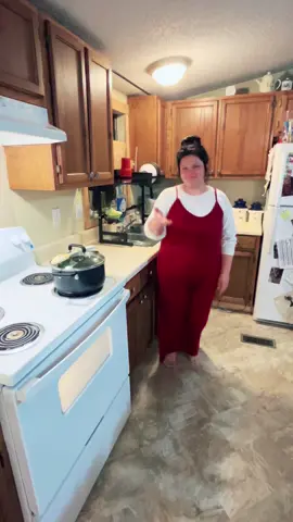 Don’t forget to put that kitchen to bed too tonight! Morning you will be so thankful you did 🫶🏼🧽🫧 #realisticmomlife #realisticcleaning #realisticcleanwithme #cleanwithme #cleanwithmemotivation #nightlyreset #resetroutine #resetwithme #roadto10k #smallcreator 