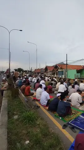 vibes:sholat ied di jalan raya #storylebaran  #flyoversimpangjomin  #fypsimpangjomin #fypシ゚ 