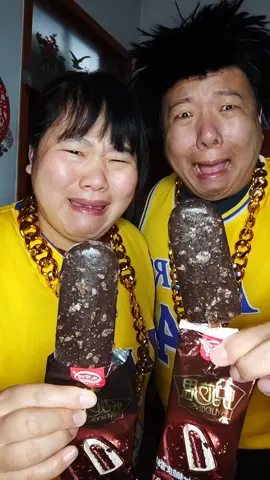 3xk3p2h893n3z54孩子们我回来了终于又吃上巧克力雪糕啦真是太好吃了，小味嘎嘎香