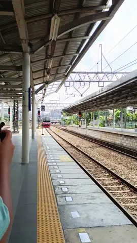 krl jr 205 marchen 146 masuk stasiun Jatinegara #krl #krlcommuterline #csot #csotmanggarai #keretaapi #keretaapikita #keretaapiindonesia #masinis #masiniskai #railfans #railfansindonesia #xybca #bismillahfyp #fyp 