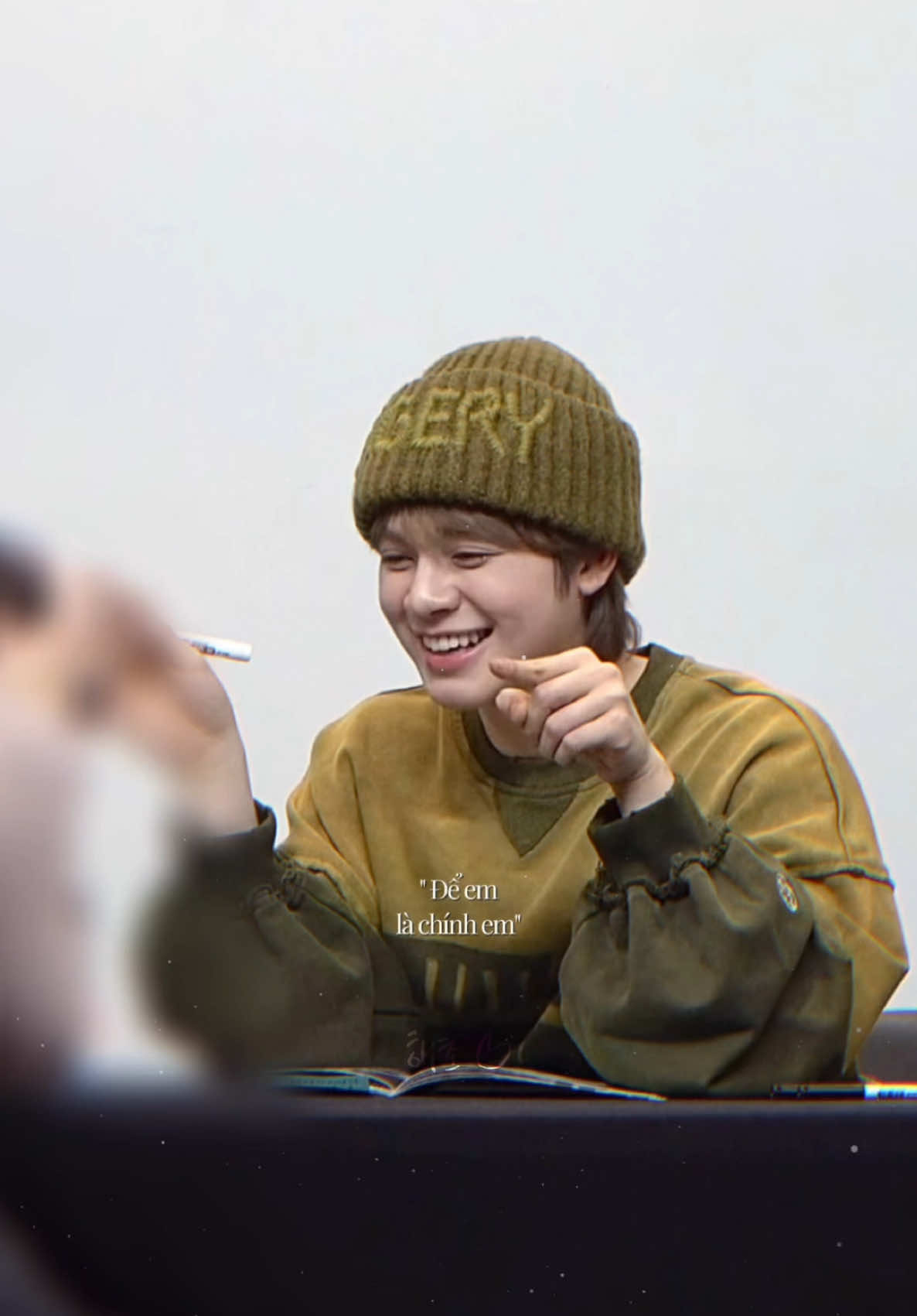 Trước lúc đến fansign vẫn còn giận. Chị bạn tui lên nói với hắn là tui giận xong than thở với bả hoài, thì hắn bảo tui là “tại vì người ta thích mình nhiều nên người ta mới hay giận dỗi mà” 🥹 #ARrC #아크 #KIEN #끼엔 #ARx2C #nukidz #nguyentrungkien #fyp #imhaejo #foryou #fangirl #kpop 