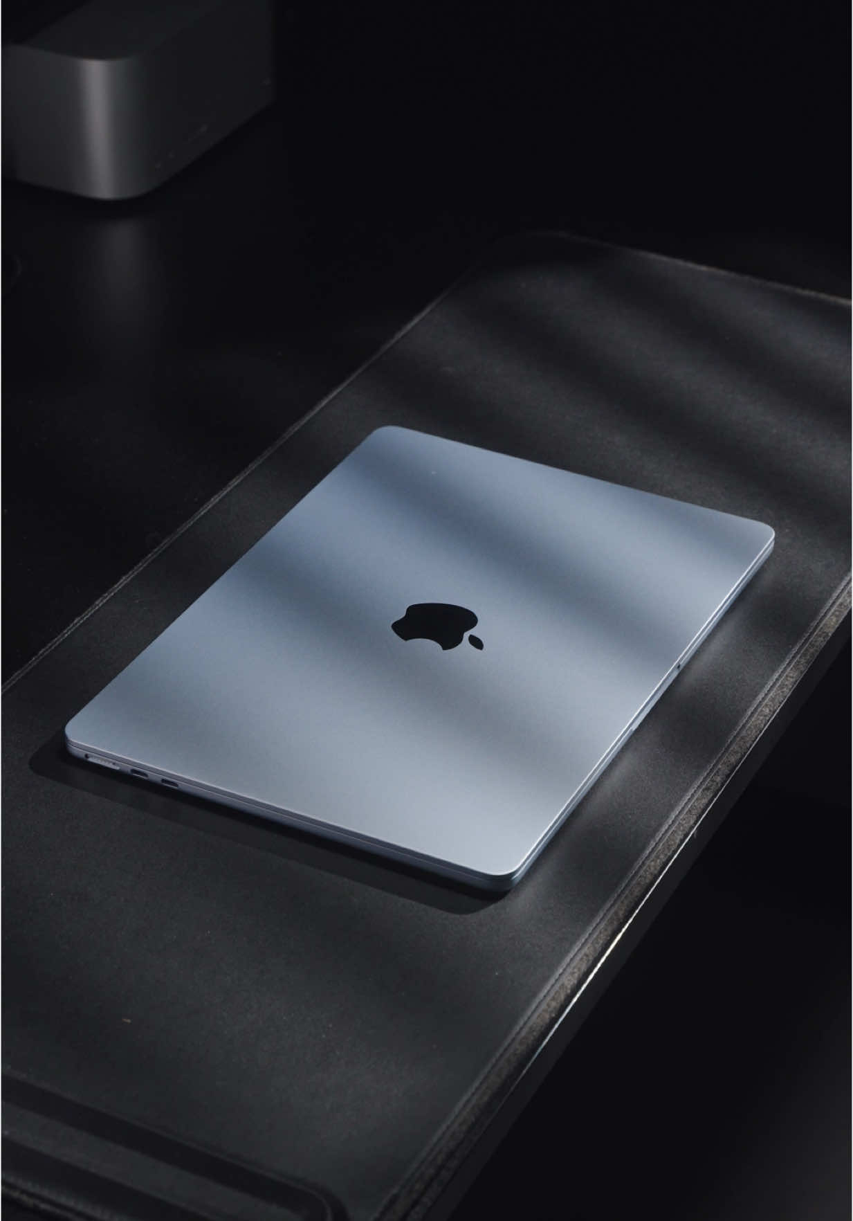 Unboxing MacBook Air M4 !  Voici le nouveau MacBook Air M4. Apple nous a lancé ce nouveau MacBook sous puce M4 et encore une fois Apple nous a livré un MacBook ultra complet, performant et puissant.  Ce nouveau coloris bleu ciel est vraiment magnifique. Ce design est toujours aussi beau et premium. Bref comme toujours depuis le passage à ses puces maison, Apple nous livre un excellent MacBook et difficilement battable à ce prix là ! Vous aimez ce nouveau coloris ? #macbookairm4 #macbookair #asmrunboxing #asmrvideo #unboxingtherapy #unboxingvideo #unboxing #appleproducts #TechGadgets #techlover #techies #techlife #technews #newtechnology #unboxings #asmrvids #technologylover #techproducts #beautyoftechnology #woodcessories #techblogger #asmrvid #asmrvideo #macbook #applemacbook @apple 