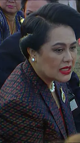 สมเด็จพระนางเจ้าสิริกิติ์ พระบรมราชินีนาถ กับพระราชกรณียกิจรังสรรค์ผ้าไหมไทย สมเด็จพระนางเจ้าสิริกิติ์ พระบรมราชินีนาถ ทรงเห็นคุณค่าและทรงสนับสนุนการทอผ้าไหม โดยเฉพาะทางภาคตะวันออกเฉียงเหนือ เพราะมีพื้นที่แห้งแล้งทำให้พืชผลที่เพาะปลูกทางการเกษตรกรรมมีน้อยลงบ้างและไม่ได้ผลดีอยู่เนืองๆ ต้องประสบกับปัญหาแปรปรวนของดินฟ้าอากาศบ้าง ชาวบ้านจึงนิยมทอผ้าไหมไว้ใช้และทอกันเอง #ราชวงศ์จักรี #ทรงพระเจริญ #สมเด็จพระนางเจ้าสิริกิติ์พระบรมราชินีนาถ #พระบรมราชชนนีพันปีหลวง #พระพันปีหลวง #แม่ของแผ่นดิน 