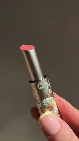 I just got my hands on two CATKIN Glossy Lip Balms, and I’m in love! ✨ The moment I swiped them on, the balmy texture melted into my lips, leaving a gorgeous dewy glow without a hint of stickiness. The tint is soft and natural—perfect for that effortless “your lips but better” look, whether worn alone or layered over lipstick. And can we talk about the packaging?! As always, @CATKIN knows how to make a statement—the luxurious, intricate case makes this balm feel like a little piece of art. Not just a beauty essential, but a stylish must-have too!  ————————————— PR #catkin #catkincosmetics #lipbalm #tintedlipbalm #lippies #makeuplover #makeup #ugc #ugccreator