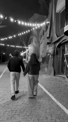 - Qadın kişidən nə istəyər? Başını çiyninə qoyanda “ bura mənim özümü güvəndə hiss etdiyim yer “ dedirtəcək qədər sahibləndiyini hiss etmək istər. Tuta biləcəyi bir əl istəyər. 10 barmağını saçına daraq etməyini istəyər. Gecə yarısı telefonunun zəng çalmasını “ biraz səsini eşidim sonra yataram “ deməyini istəyər. Birazca zaman ayırmanı istəyər. Üzündəki ən xırda təbəssümün səbəbkarı sən ol istəyər. Bir qadın qısqanılmaq istəyər. Bunları etmək ağlına gəlmirsə, ən azından əlini tut və onun saçını qoxlayaraq öp. Sən ona dəyərli olduğunu hiss elətdirsən əgər şüphən olmasın o, səni təxmin edəcəyindən daha çox  sevər. Sən ona bir gül verərsən o, səni ən gözəl gül baxçasının səbəbkarı edər.🤍 #nazənin #tufanqopacax #gedebeyazerbaycan #tutsunbu #beğen #fypvirial #fypシ゚viral🖤tiktok #ahliqem 