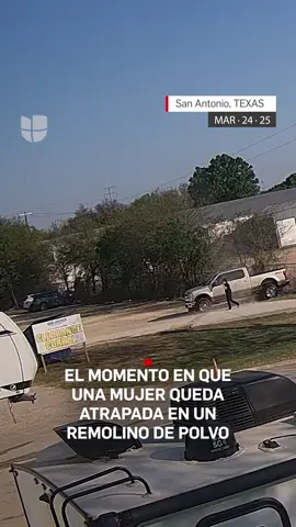 Captan el momento en que una mujer quedó atrapada en un remolino de polvo.