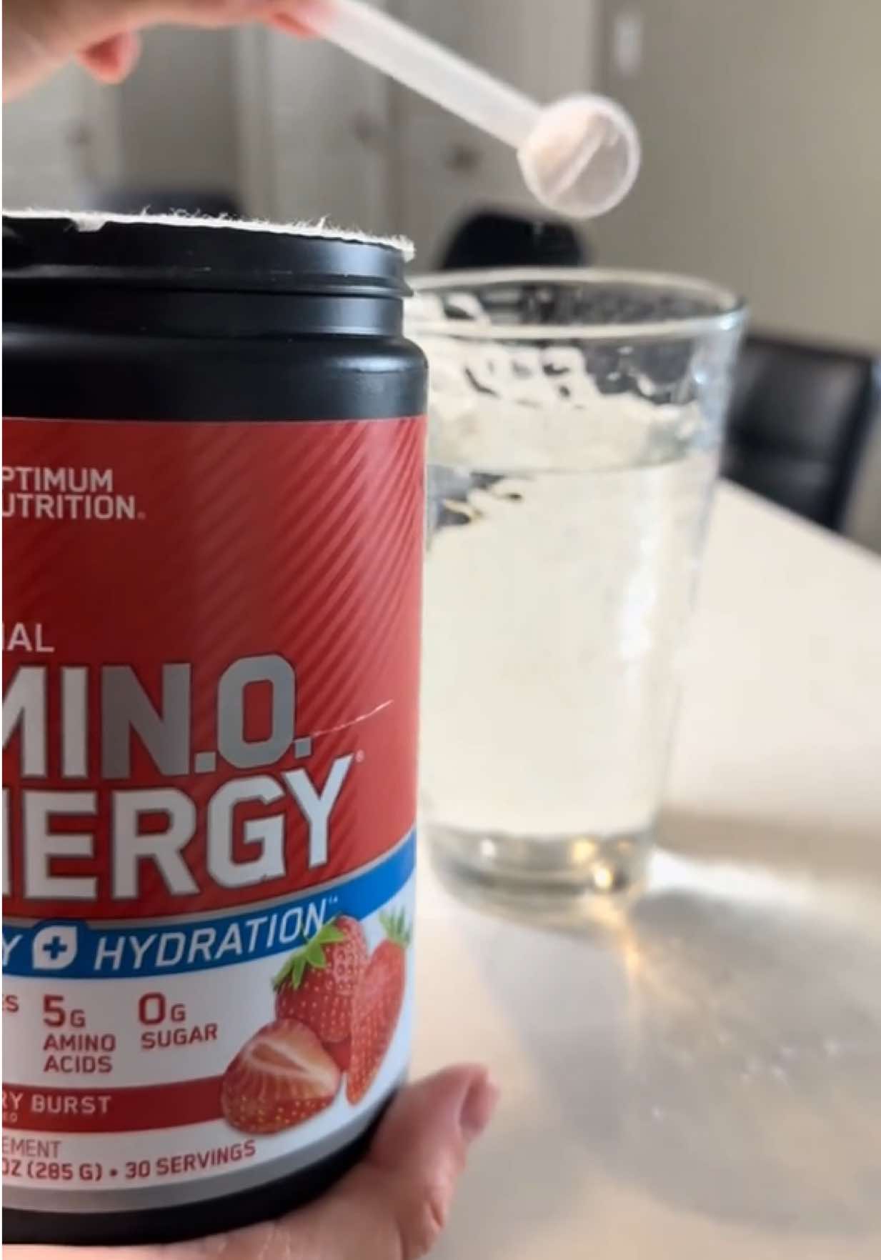 BENEFICIOS DEL AMINO ENERGY: #amino #energy #water #strawberries #preworkout #monday 