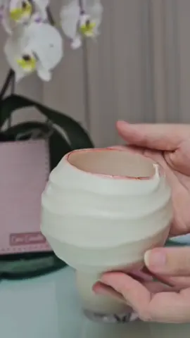 Aprenda o passo a passo para criar velas  ,  incluindo esse modelo imediato de vela espiral O primeiro Lote com valor promocional de 9,90 está quase acabando .  O link de inscrição  está disponível na bio do meu perfil