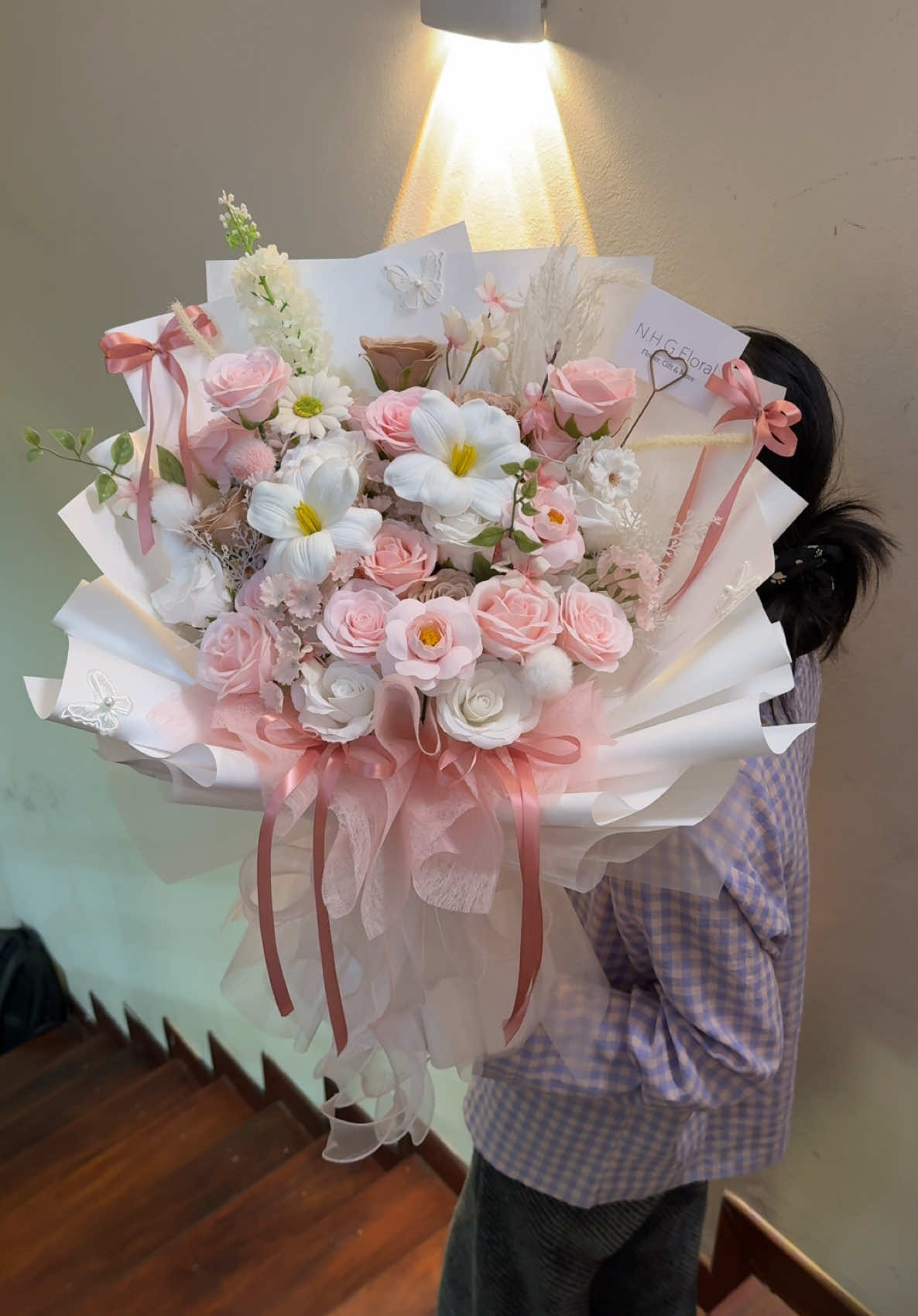 Bó hoa vừa thanh lịch lại vừa xinh yêu ? Shop có ạ 💞 #NHGFloral #LOVENHGFloral #NguyenHuongGiangFloral #quatang #hoaxinh #hoadep #hoatangnguoiyeu #hoatangme #hoatangvo 