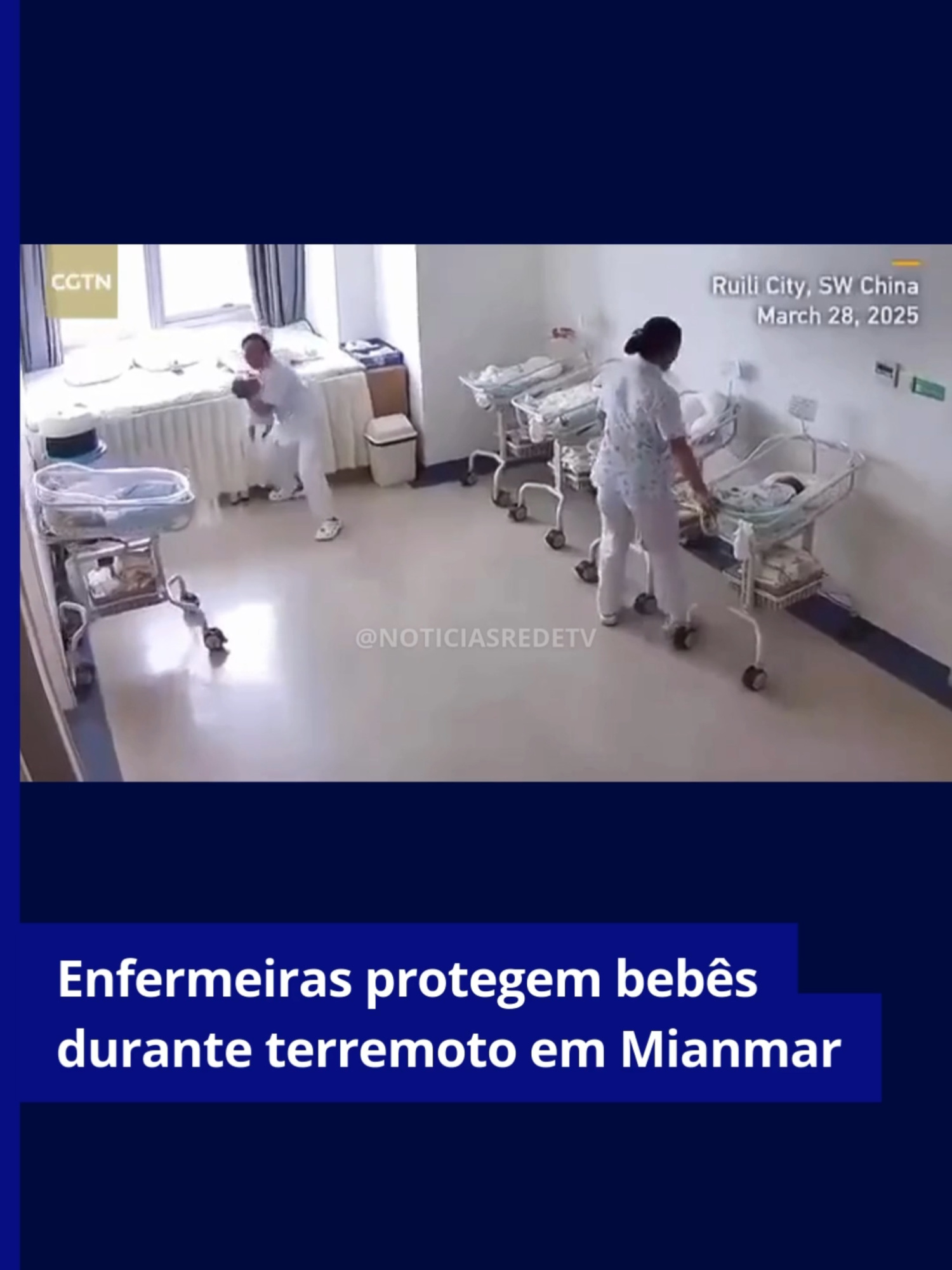 Em um ato de bravura, enfermeiras de um hospital em Mianmar, na Tailândia, arriscaram suas próprias vidas para proteger recém-nascidos durante um terremoto devastador que atingiu o país na última sexta-feira (28). Nas imagens, as profissionais seguram firmemente os berços dos bebês, impedindo que tombem ou se desloquem bruscamente com o impacto do tremor. Além disso, elas se posicionam estrategicamente para resguardar os recém-nascidos de possíveis quedas de objetos. O terremoto, que atingiu Mianmar, deixou mais de 2 mil mortos. . . . Texto: Redação RedeTV! Vídeo: Reprodução/Redes Sociais  #terremoto #mianmar #tailândia #terremotomianmar #news #noticias #informação #mianmar #tragedia #acidente
