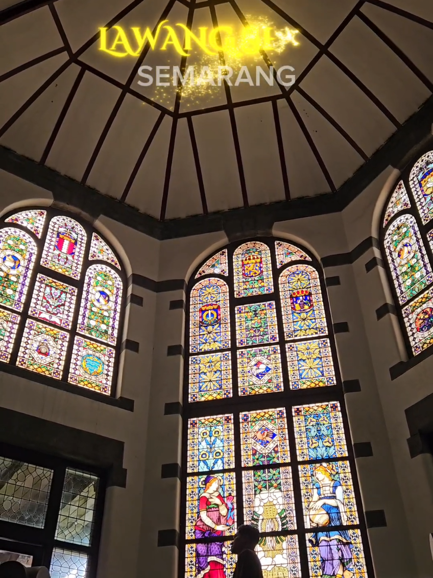 Kaca patri di Lawang Sewu Semarang bukan sekadar hiasan, tapi punya makna mendalam! Kaca patri ini dibuat oleh perusahaan kaca ternama Belanda dan menampilkan simbol kemakmuran, keindahan alam indonesia, dan kejayaan kerajaan Belanda. Motifnya menggambarkan keindahan alam, burung, dan mahkota, yang melambangkan harapan dan kekuatan. Ketika cahaya matahari menembus kaca patri ini, warna-warninya menciptakan suasana magis, seolah membawa kita ke masa lalu. Ini bukan hanya tentang seni, tapi juga jejak sejarah kolonial Belanda di Indonesia.  Kalau kamu ke Lawang Sewu, coba perhatikan detailnya—setiap warna dan pola punya cerita sendiri! #LawangSewu #MaknaKacaPatri #KacaPatriLawangSewu #WisataSejarah #ExploreSemarang #HeritageIndonesia #SejarahIndonesia #ArsitekturKuno #BangunanBersejarah #WisataBudaya #JejakKolonial #IndahnyaIndonesia #SeniKacaPatri #MisteriLawangSewu