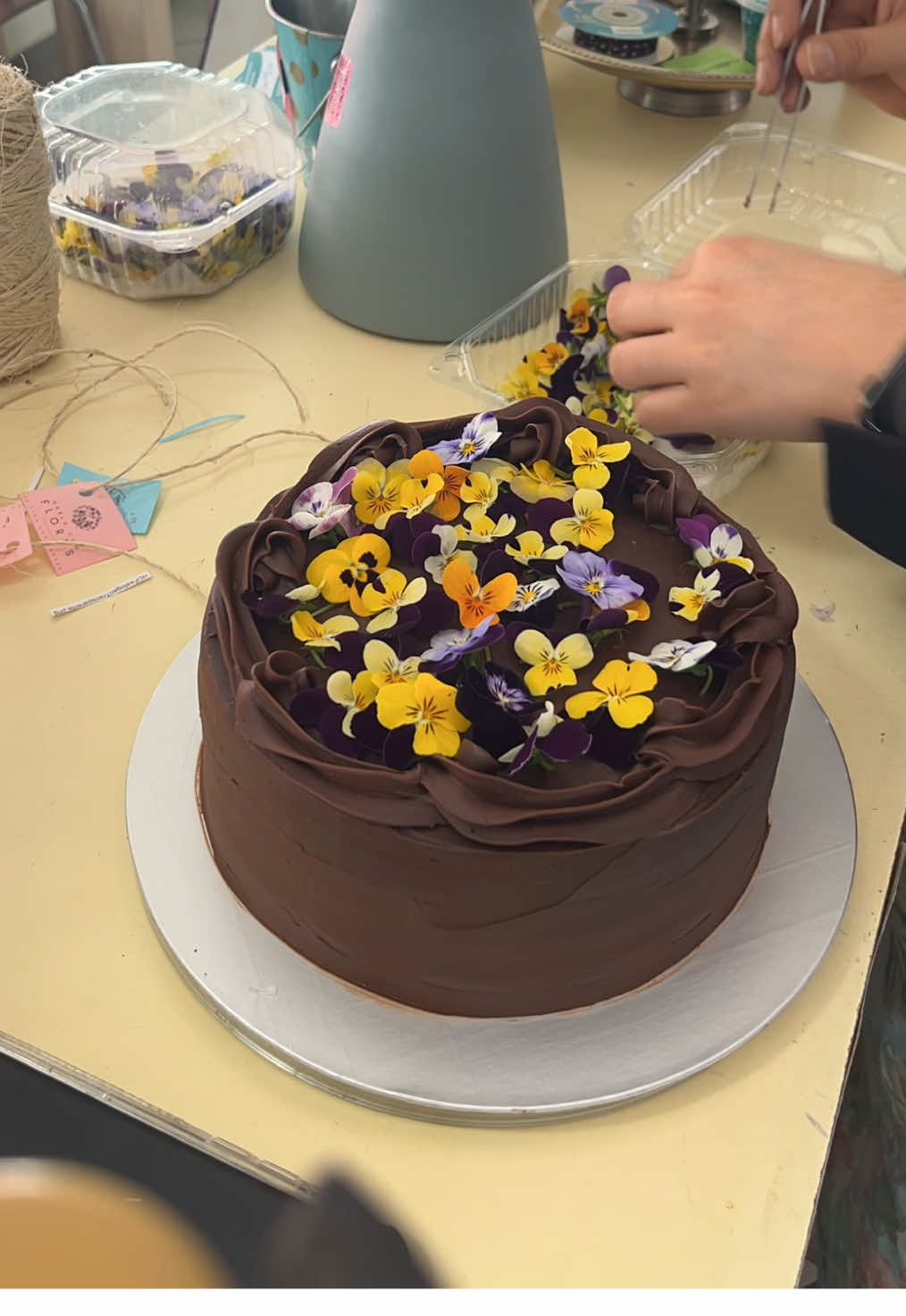 El pastel con flores que se come… Este pastel está hecho con chocolate, pensamientos comestibles y una historia que se cuenta sola. ¿A quién se lo regalarías tú?  Haz tu pedido por mensaje o entra a Habla con Flores y elige el tuyo. #P#PastelesConHistoriaF#FloresComestiblesH#HablaConFloresR#RegalaBonitoI#IdeasQueFlorecenP#PastelDeChocolateR#RegalosConSentidoP#PasteleríaCreativaA#AutocuidadoConFloresCDMXCreativa #pastel #flores
