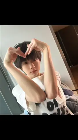chài aii , ẻm làm mấy chị mấy ngủ nữa rồiii , thả tym như thế thì làm sao mà ngủ được😭😭🫶✨️ #trandichhang #chenyiheng #jonathan #tts #tf #f4 #cuti  #dethuong #dangyeu #cute  #thoidaiphongtuan #tffamily #sdfj_lầu18🌸🎐 #tffamily🇨🇳💫 #tfgiatocf4 #tfgiatộc #lầu18🌟 #capcut #dury_cyh #fyp #fyp #thatym #yeu #matngu #💤 