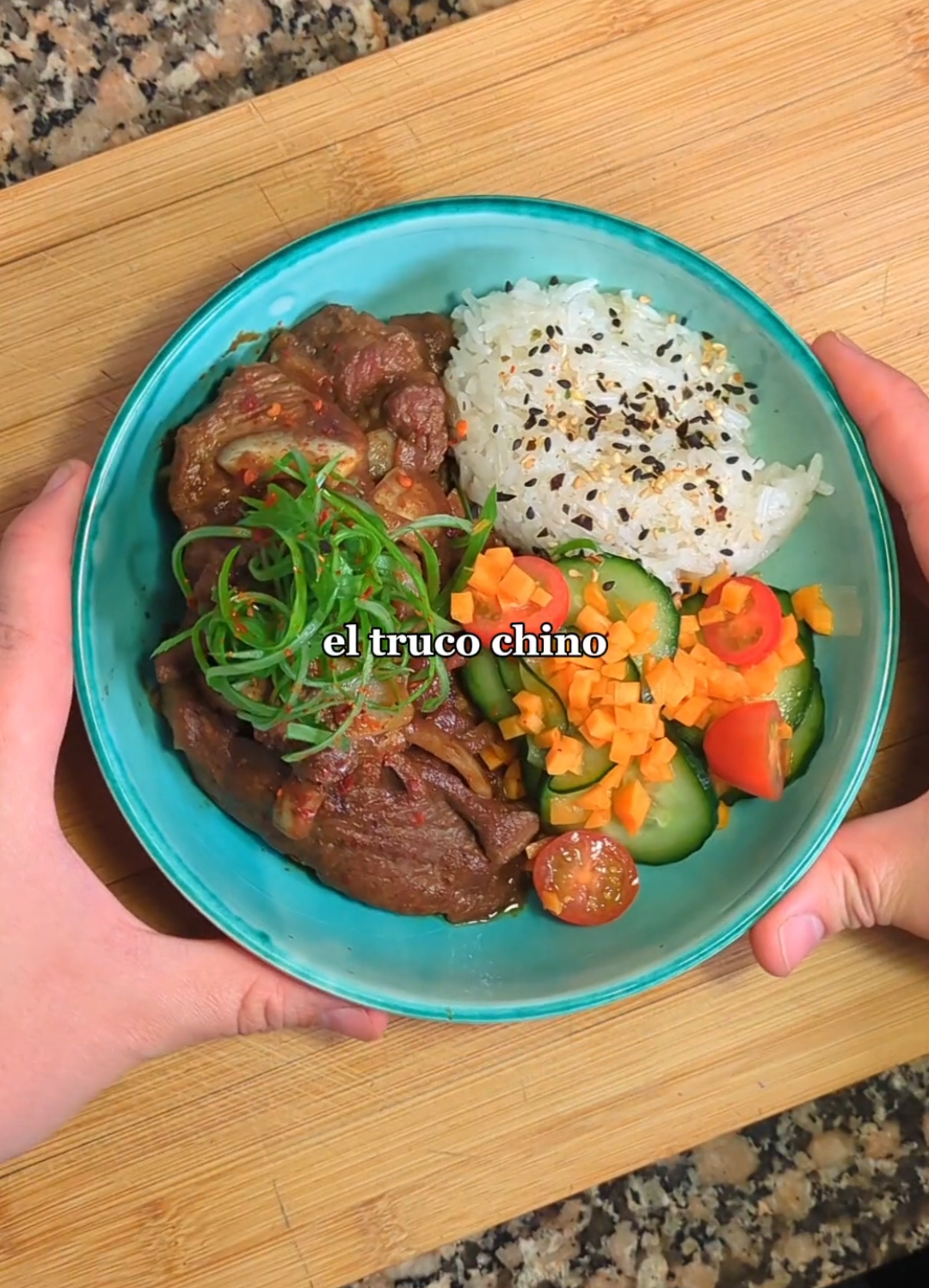 bulgogi 불고기 (ternera coreana) 🇰🇷🥩 El truco coreano para enternecer la carne que nadie te habia contado. El bulgogi deberia ser un plato que todo estudiante/cocinillas deberia saber hacer, ¿por qué? pues porque es súper sencillo de preparar y si lo combinas bien, es un platazo equilibrado, como toda la cocina coreana. Para no perderte ninguna receta no olvides seguirme en mis redes: @cocinaconxino Ingredientes: (salen unas 2/3 raciones o una muy grande para compartir) - 500 gr de ternera/buey (mientras el corte no sea muy magro, esta bien) - Media cebolla en tiras gruesas Para el marinado: - 1 pera nashi (pera china) - 1/4 de cebolla blanca - 4 dientes de ajo - 1 trozo de jengibre pelado - 4 cucharadas de salsa de soja oscura - 4 cucharadas de salsa de soja suave - 2 cucharadas de aceite de sésamo tostado - Pimienta negra molida - Sal - La parte verde de una cebolleta para decorar . . . . . music track: bahn mi - lofi peach #cocinaconxino #bulgogi #cocinacoreana 