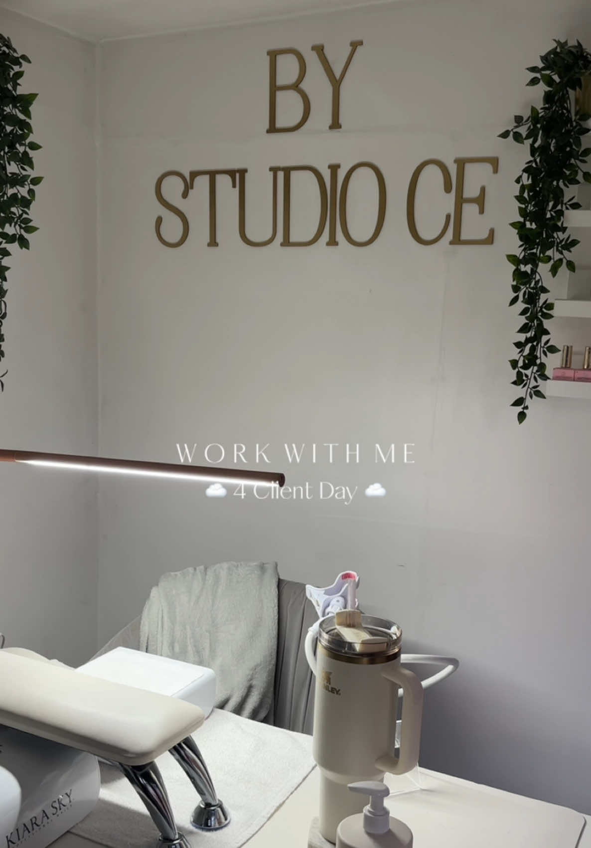 Come to work with me as a self employed nail tech🤍  #biab #buildergel #buildergelnails #biabnails #biablondon #londonnailtech 