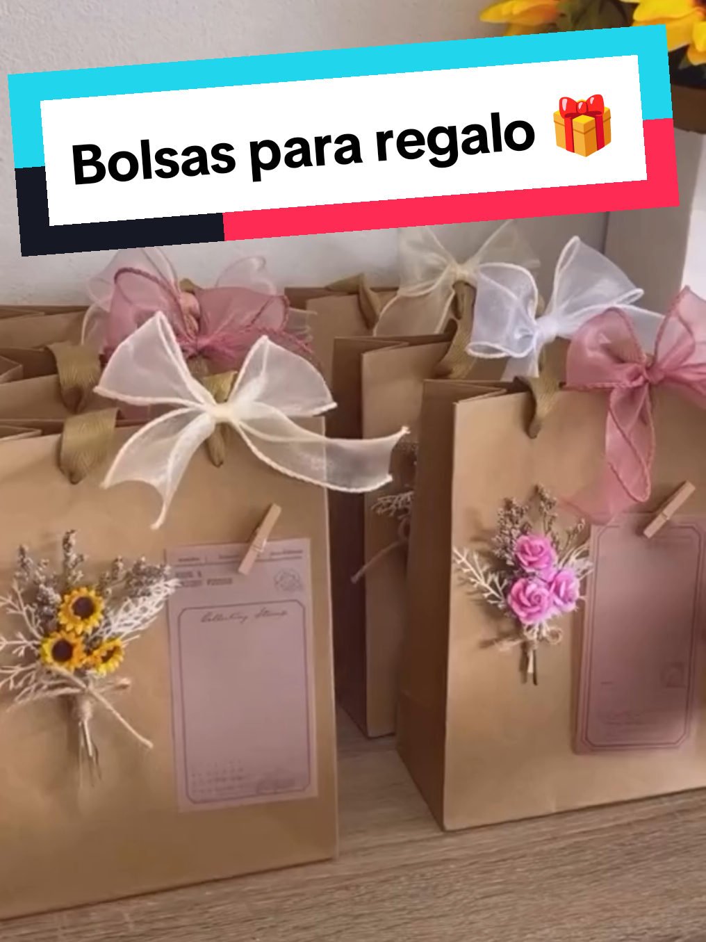 ¿Tienes una #bolsa de #papel kraft y quieres convertirla en un #empaque de regalo bonito sin complicarte? ¡Fácil! Solo necesitas un poco de #listón , una ramita de #eucalipto o #flor seca, y una #tarjetita hecha a mano. En minutos tienes algo sencillo pero con muchísimo #estilo . A veces, menos es más… y lo hecho con #amor se nota. #ManualidadesFáciles #EmpaqueCreativo #DecoraciónDIY #IdeasDeRegalo #TikTokCreativo #RegalosBonitos #EstiloMinimalista #HechoConAmor #DecoraciónSencilla #HazloTúMismo 