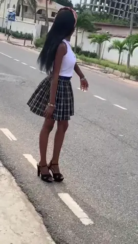 who else noticed that the heel was over size😃😃😃#foryoupage #trendingvideo #model #tiktok #ghanatiktok🇬🇭 #africanmodels 