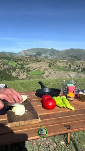 Orman kenarındaki kampımızda, odun kulübenin önünde köz çayı demleyip menemen yaptık. Doğanın tertemiz havası, kuş sesleri ve yemyeşil manzarası eşliğinde keyifli bir gün geçirdik. Hem huzur dolu anlar yaşadık hem de doğayla iç içe olmanın tadını çıkardık. Kampın en güzel yanlarından biri de bu eşsiz atmosferde lezzetli yemekler yapıp paylaşmaktı!.  #KampKeyfi #DoğadaYaşam #KözÇayı #MenemenKeyfi #OrmanHavası #KampTutkusu #Doğaylaİçİçe #KampHayatı #MaceraRuhu #DoğadaLezzet #CampingLife #NatureLovers #BonfireTea #MenemenDelight #ForestVibes #OutdoorCooking #WildernessAdventure #BackToNature #CampfireMoments #ScenicEscape