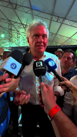 🗳️ “Cê não governa sozinho.” A frase dita por Ronaldo Caiado durante sua visita à Femec 2025, em Uberlândia, resume o tom que ele quer imprimir na corrida presidencial. Defendendo equilíbrio político e diálogo institucional, Caiado tenta se posicionar como alternativa à polarização, sem perder o eleitorado conservador. Ao mesmo tempo, atacou o PT e comparou o governo Lula ao retorno de Dilma, jogando com a memória recente do eleitor. Um discurso que mescla firmeza e pacificação — e que pode agradar quem está cansado da guerra política. 📰 Leia a matéria completa em regionalzao.com.br/poder #Eleições2026 #Caiado #Política #Uberlândia #Femec2025 #Regionalzao #Notícias