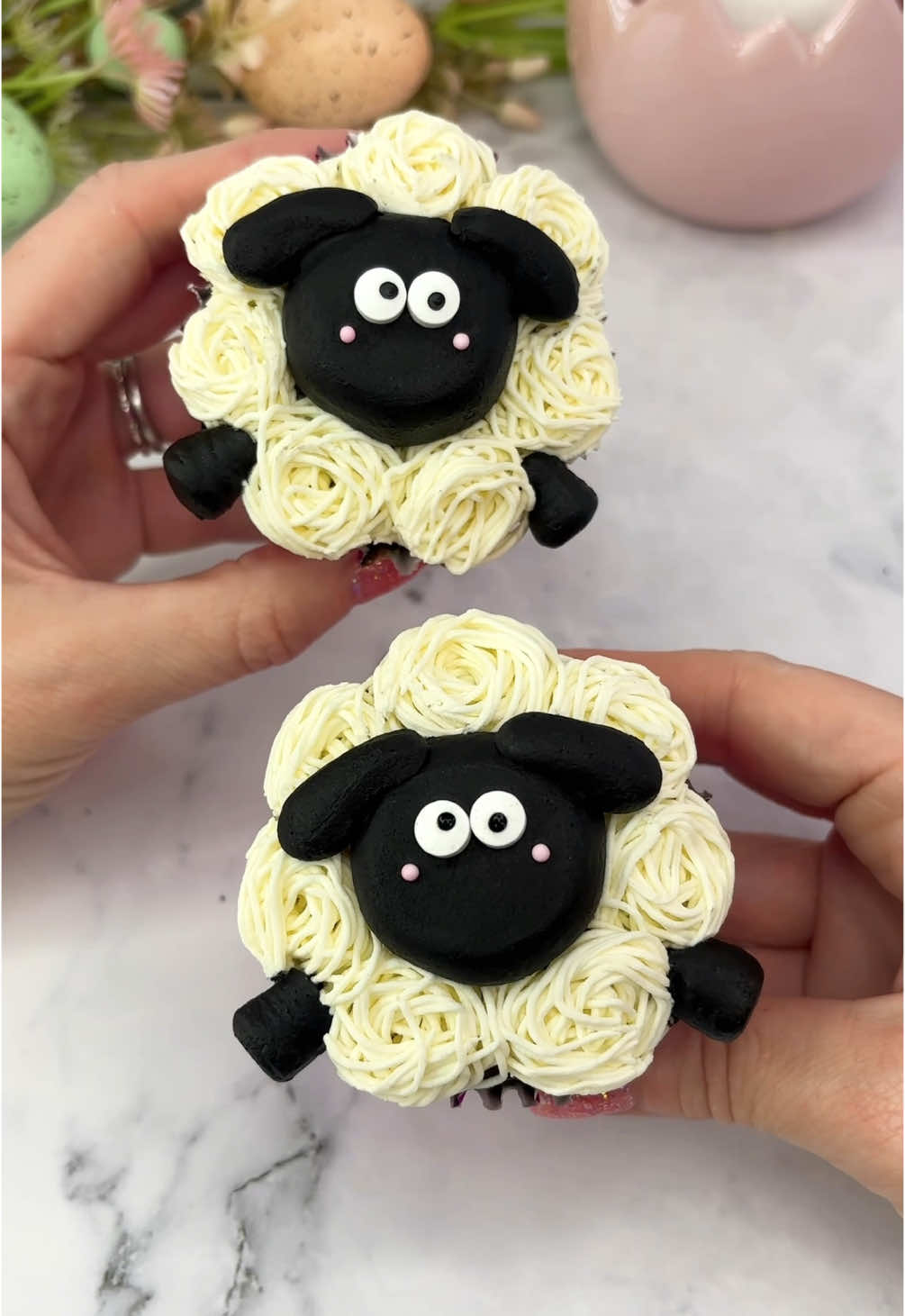 Baa baa cupcake 🐑 🧁 Springing into April with my wooly friends 🐑💗🧁👀    🐑 Use piping tip 233 to add small swirls of buttercream around the edge of my cupcakes.  💗 Fill the hole in the middle using a large round piping tip and black buttercream. 🐑 I used a small round tip to add the ears and the feet. Smooth them out with a small palette knife if necessary.  💗 I used small can’t eyes and mini pink sprinkles for the face..  #cupcake #cakedecorating #cakedesign #easterbaking #sheep #cakedbyrach #cutecupcakes #springbaking #cupcakesforanyoccasion 