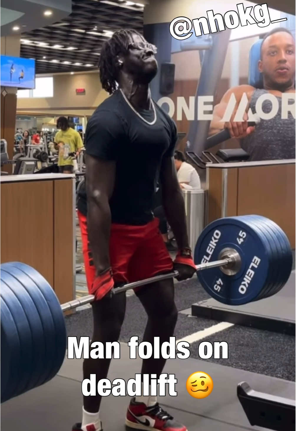 Man folds on deadlift 🥴 Jokes aside, glad you’re alright @nhokg_ (Instagram) nice pull  #gymmemes #gymfails #Fitness #workout #deadlift #fitfam #strength #gym #athlete #powerlifting #bodybuilding 