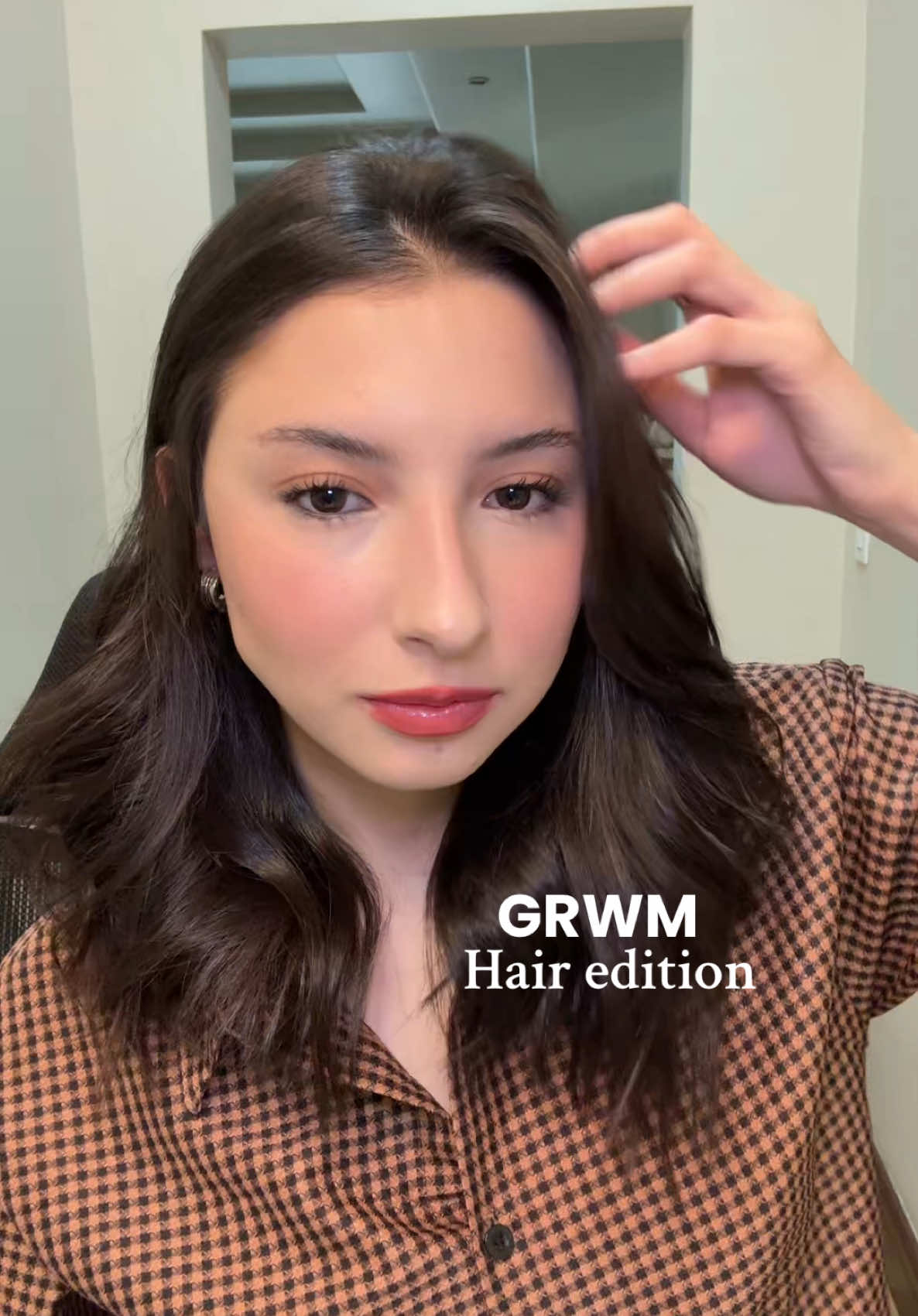 get ready with me 🤍  #hairtutorial #straightener #wavyhair #getreadywithme #grwmhair 